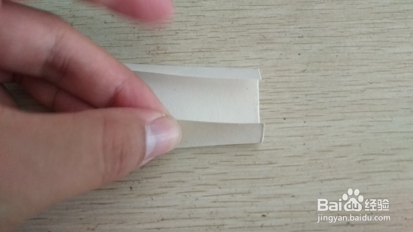 如何用一块正方形的纸做简易的中性笔的支架