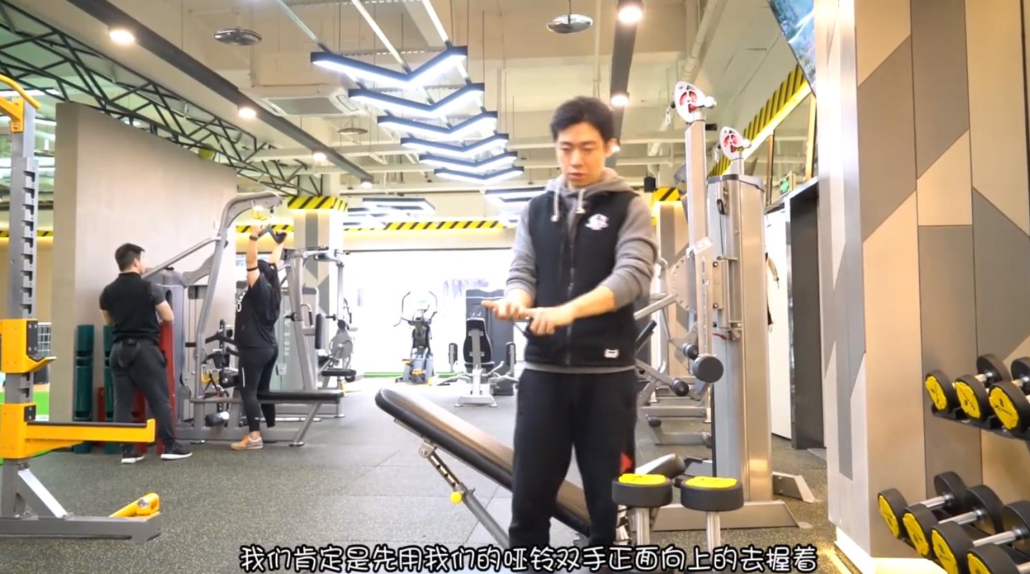 如何锻炼肱二头肌?