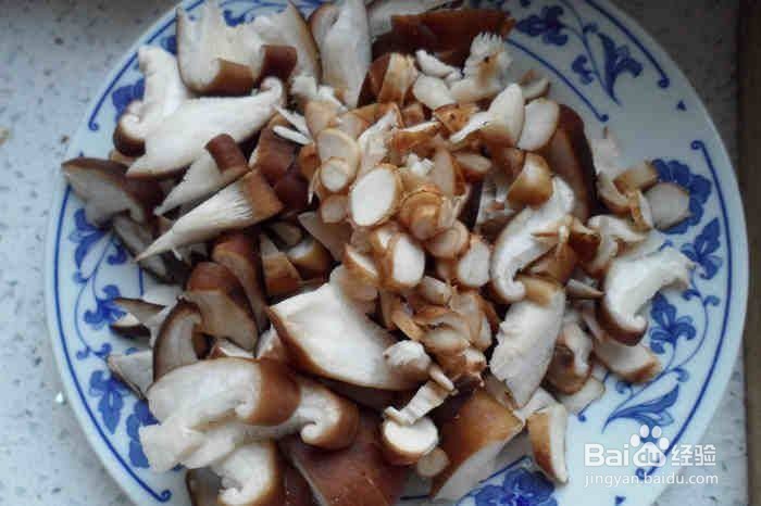 土豆香菇炖鸡肉的做法