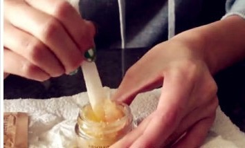 自制唇部磨砂膏