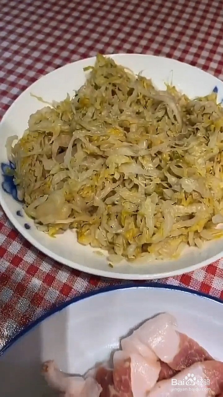 如何制作五花肉炒酸菜？