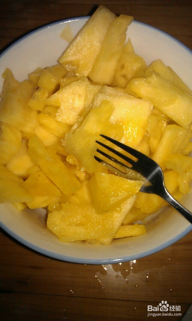 在家自制健康菠萝果汁给孩子喝