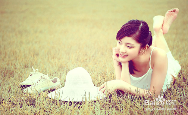 Photoshop给草地美女图片增加柔和的粉黄色