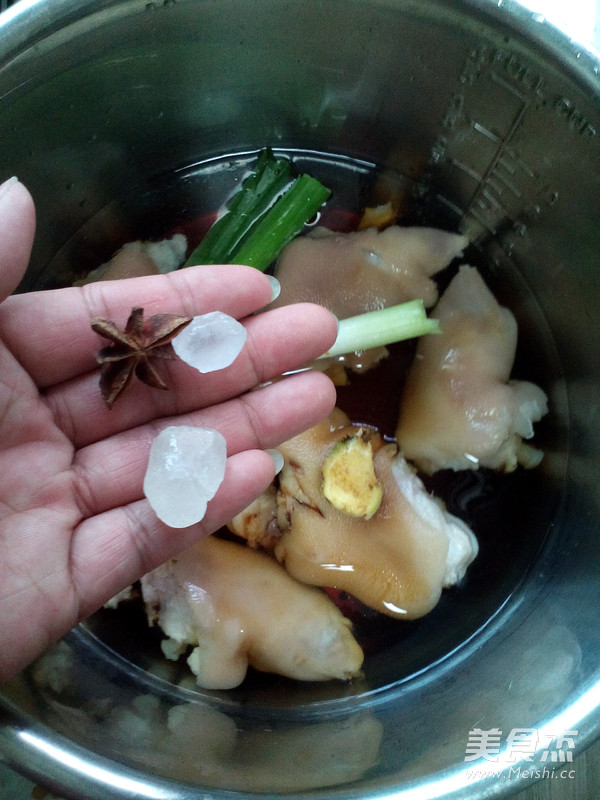 猪蹄蛤蜊炖黄花