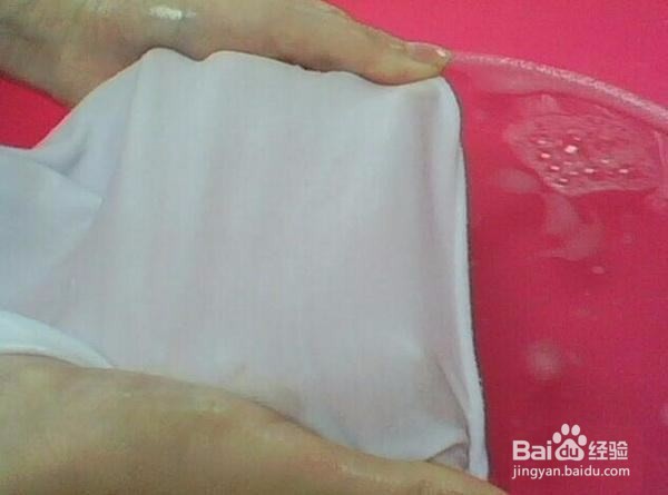 蛋糕弄衣服上怎么洗掉