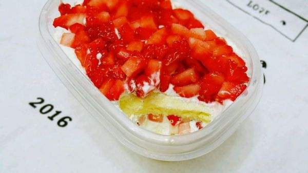 草莓奶油盒子蛋糕（草莓奶油盒子的做法）[图]