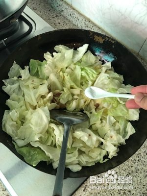 炝炒手撕包菜的做法