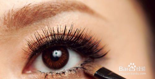 教你如何用金棕色眼影打造深邃华丽烟熏妆~