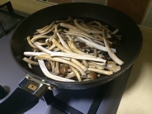 教你怎么做干煸茶树菇
