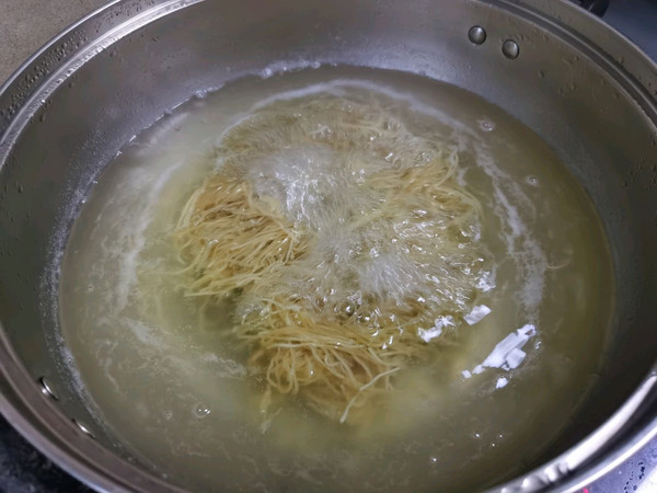 极简青菜肉丝面