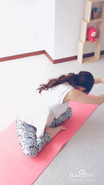1分钟孕妇瑜伽：缓解背部僵硬
