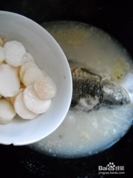 制作美味滋补的山药鲫鱼粉丝