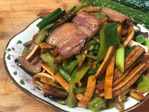 超级下饭的香干炒腊肉制作方法！