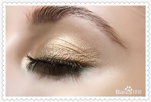 巧用金色眼影,打造性感唇妆