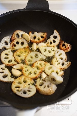 如何制作美味的慢炸藕片