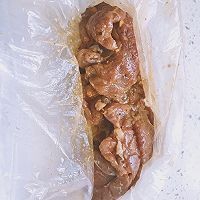 香辣味的牛肉贝果三明治