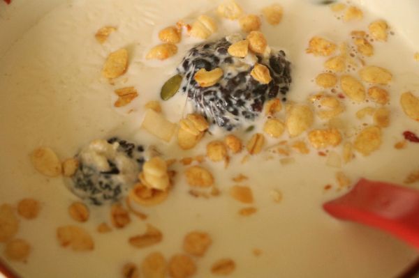 燕麦牛奶黑米团