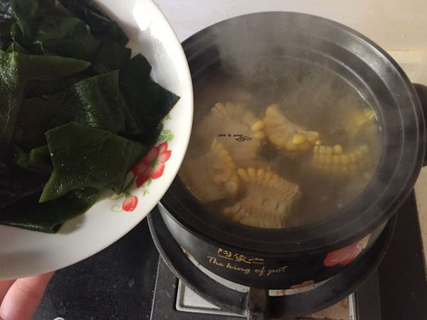 海带玉米筒骨汤