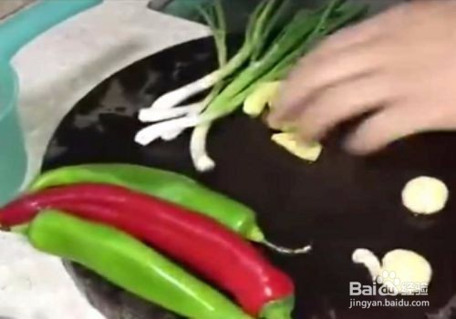 炒猪肠怎么炒好吃（李子炒猪肠）