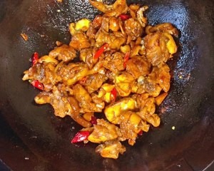 餐厅的黄焖鸡米饭