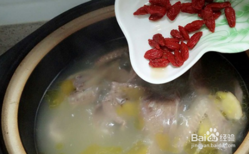 鸽子炖天麻的做法