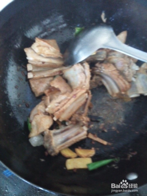 抓住家中的美食：[1]烹制西红柿羊排火锅