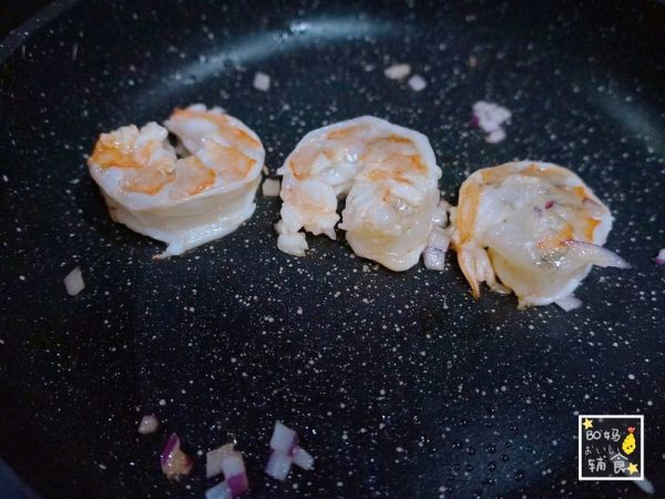 菠萝酸奶鲜虾拌乌冬