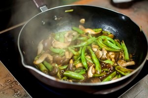 豆角鲜蘑焖面怎么做？