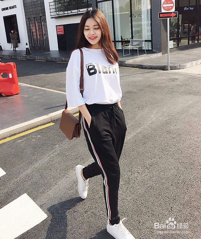 宽松白色t如何搭配