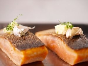 味道令人难忘的地中海风味香煎三文鱼