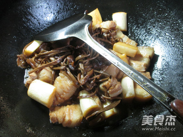茶树菇茭白烧五花肉
