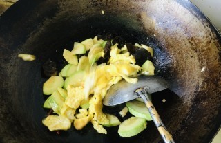 西葫芦炒木耳的做法