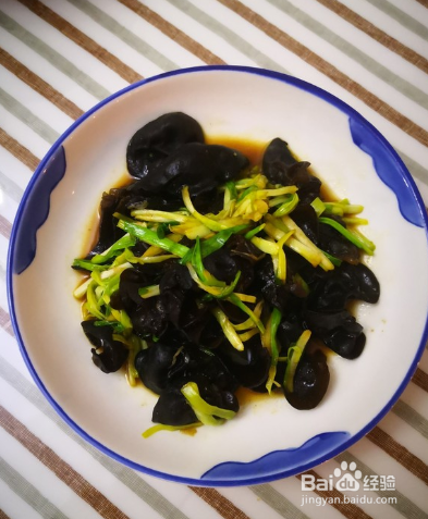 木耳炒蒜苗(家常菜）
