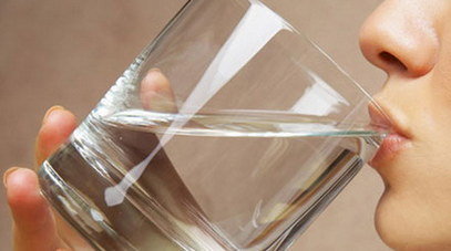 嘴唇干裂怎么治