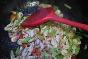 芹菜炒河虾的做法