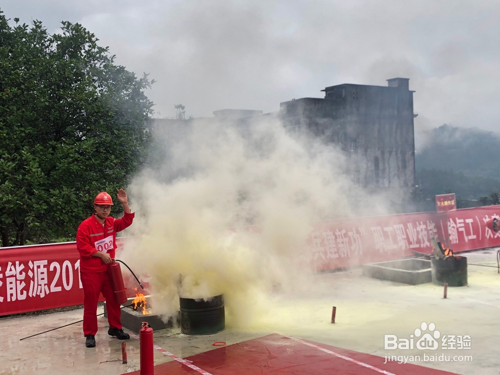如何检查并使用干粉灭火器