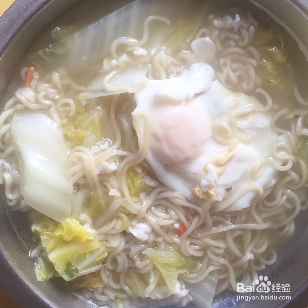 鸡蛋白菜煮泡面的做法