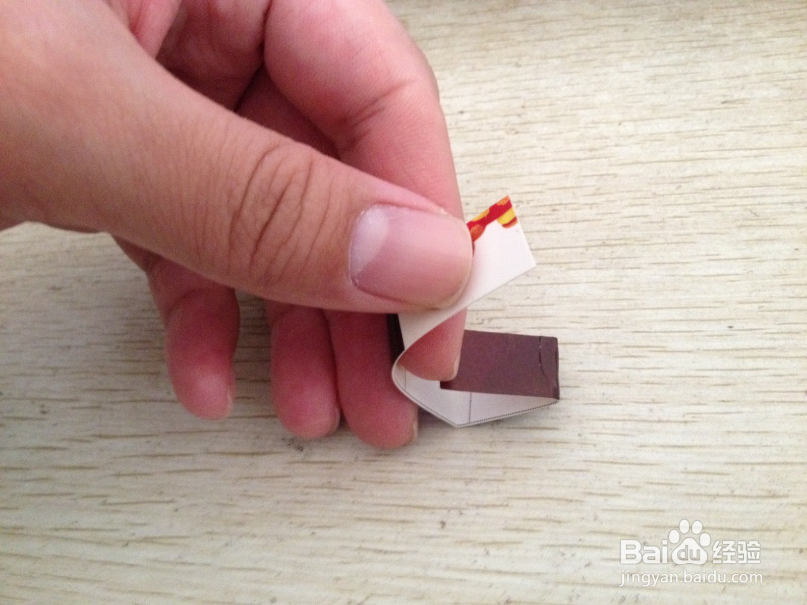 如何用细长的长方形硬卡纸做简易手机支架