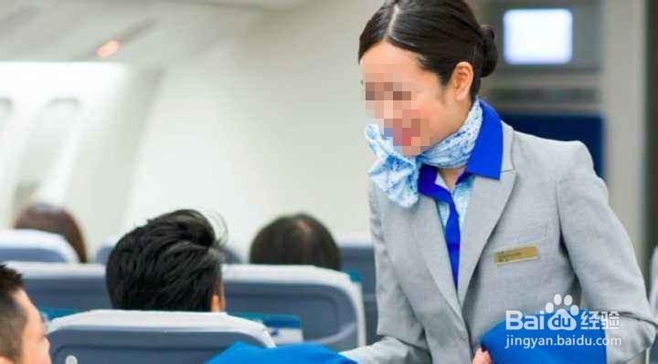 在飞机上把水泼到乘客身上怎么办