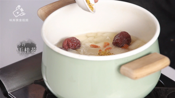 桂花红枣银耳雪梨汤