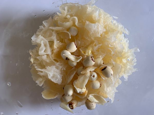 红心火龙果银耳汤