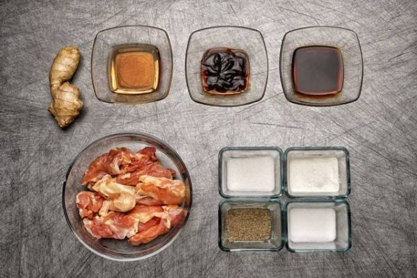 金鸡报喜配莲藕排骨汤