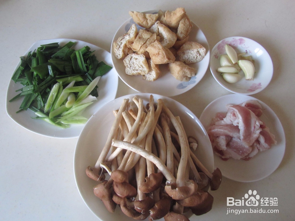 怎么做茶树菇豆腐泡五花肉？
