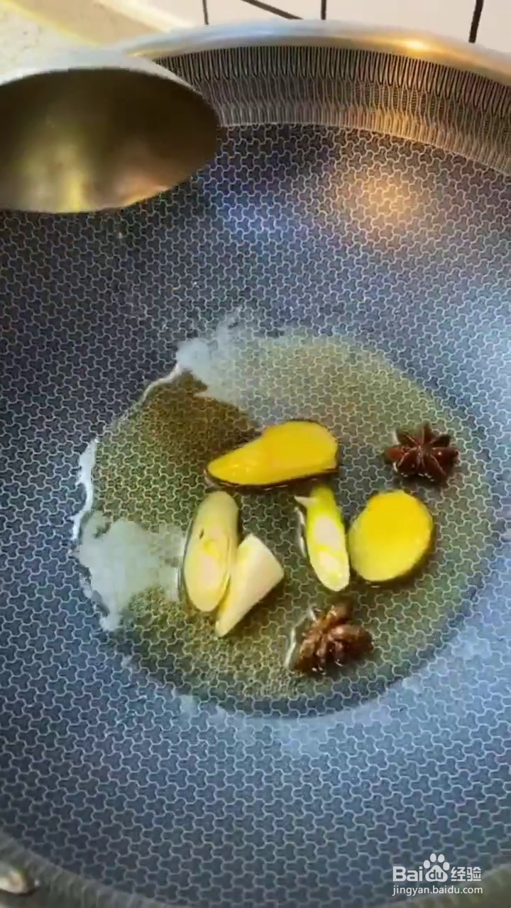 如何制作好吃的小鸡土豆炖蘑菇?