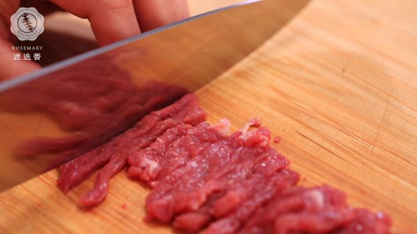 胡萝卜炒牛肉丝－迷迭香