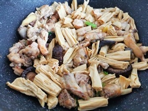 怎么做腐竹焖鸡的攻略/步骤