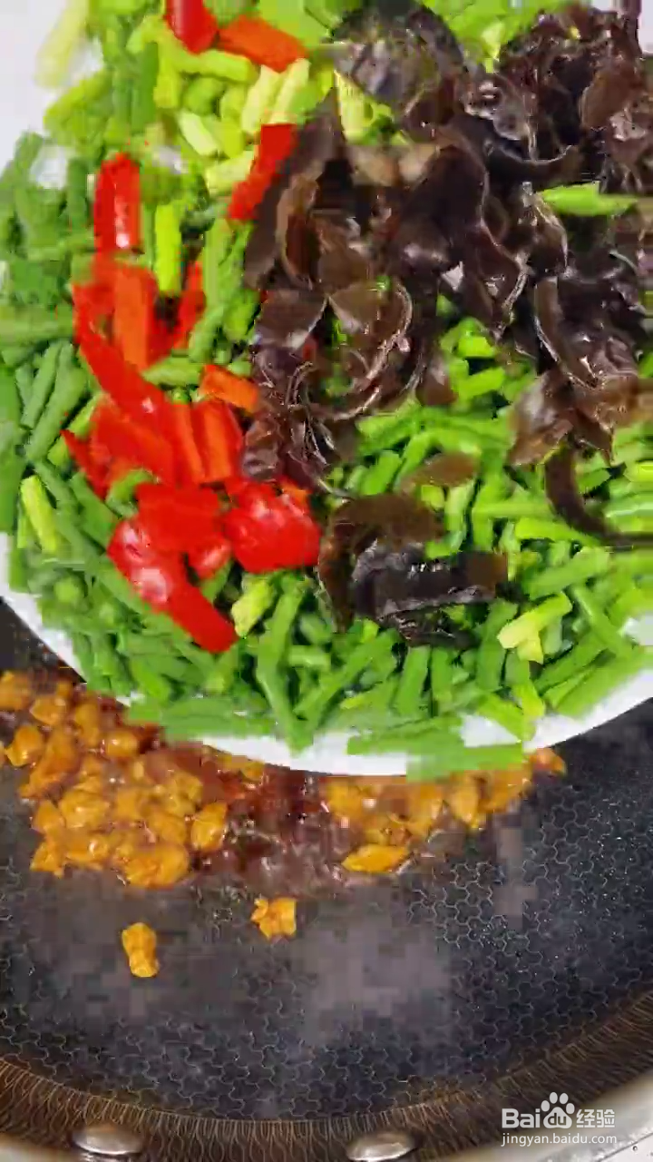 如何做好吃下饭的蒜苔木耳炒鸡蛋