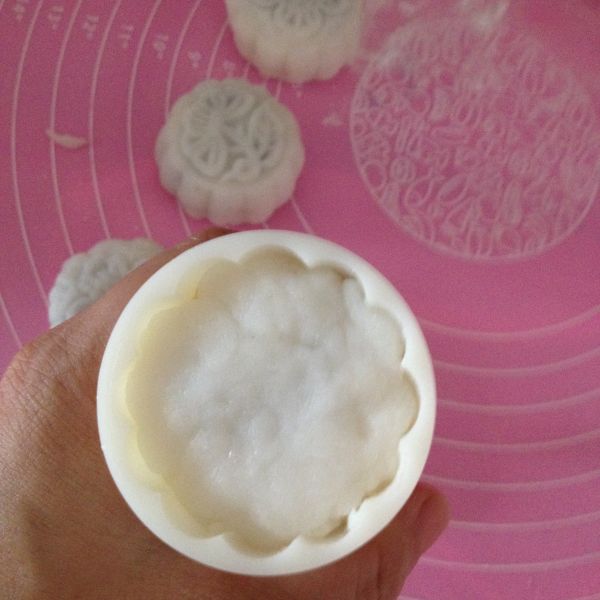 红豆沙冰皮月饼