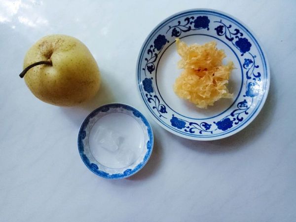 冰糖雪梨银耳甜汤