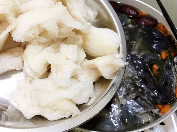 红枣桂圆乌鸡竹荪汤